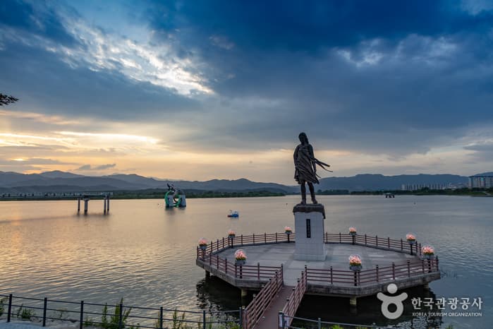 Estatua de la Niña del Río Soyanggang (소양강처녀상)