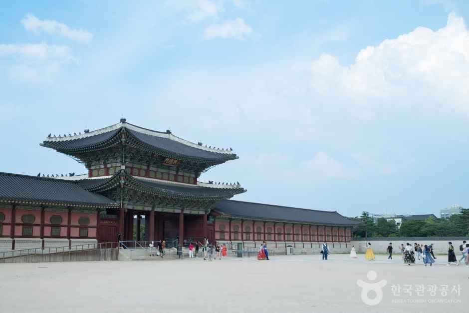 Gyeongbokgung Palace (경복궁)