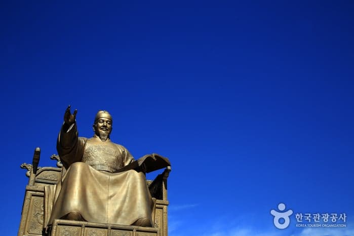 Gwanghwamun Plaza (광화문 광장)